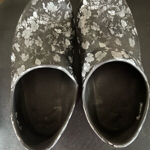 Crocs size 6 garden shoes